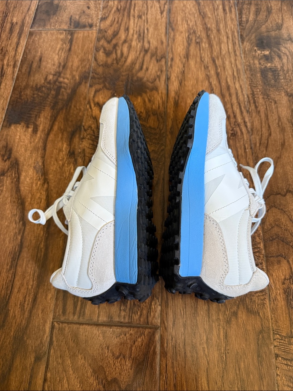 New Balance Women’s  327 Sneaker in Nimbus Cloud and Sky Blue, size 7 - Picture 9 of 11